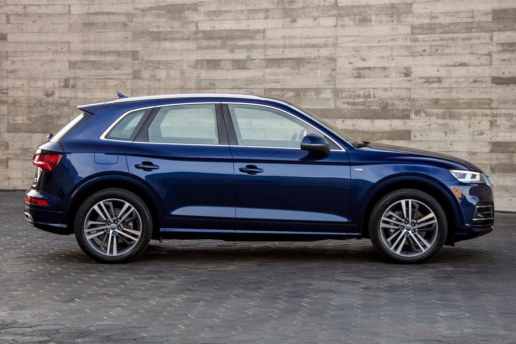 Второе поколение компактного кроссовера Audi Q5