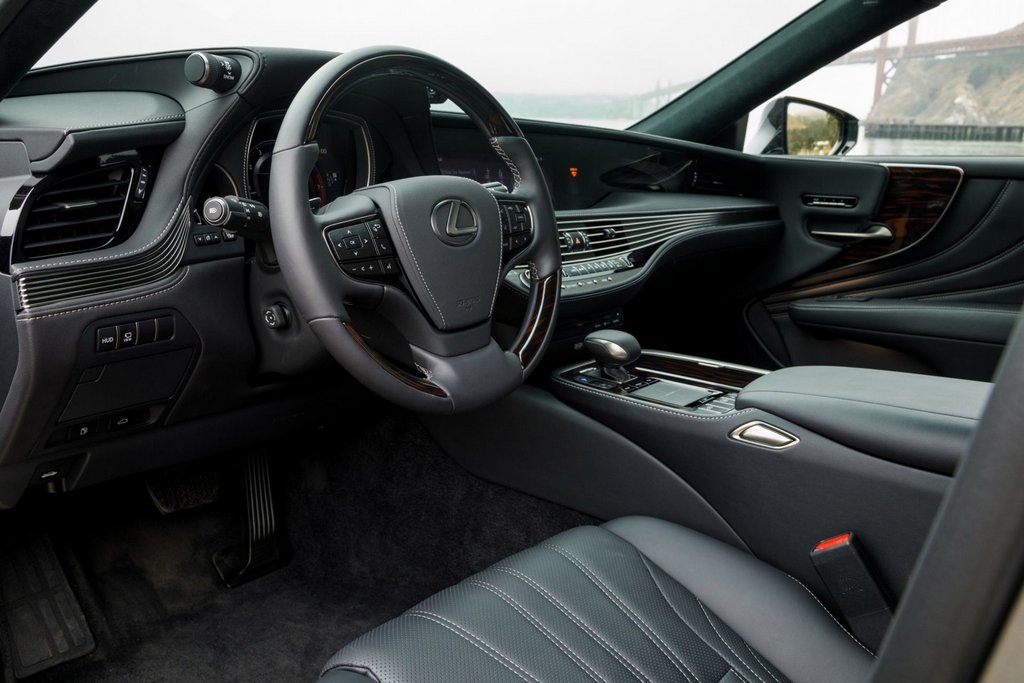 Полноразмерный люксовый седан Lexus LS 500