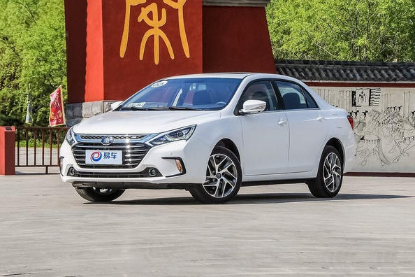 Обзор гибридного седана BYD Qin 100