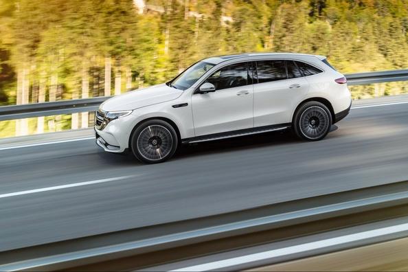 Электрический полноприводный кроссовер Mercedes-Benz EQC фото 10