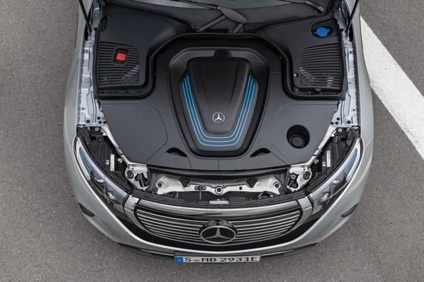 Электрический полноприводный кроссовер Mercedes-Benz EQC фото 13