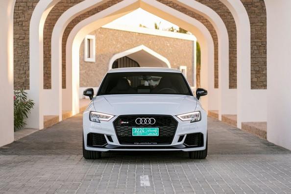 Обзор заряженного полноприводного хэтчбека Audi RS3 Sportback фото 2