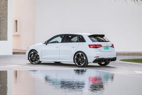 Обзор заряженного полноприводного хэтчбека Audi RS3 Sportback фото 8