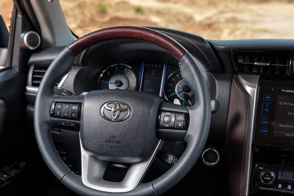 Обзор рамного внедорожника Toyota Fortuner фото 12
