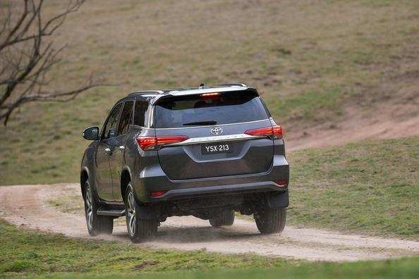 Обзор рамного внедорожника Toyota Fortuner фото 6