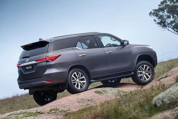 Обзор рамного внедорожника Toyota Fortuner фото 5