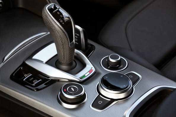 Первое поколение компактного кроссовера Alfa Romeo Stelvio фото 14
