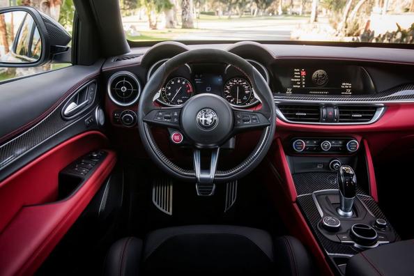 Первое поколение компактного кроссовера Alfa Romeo Stelvio фото 13