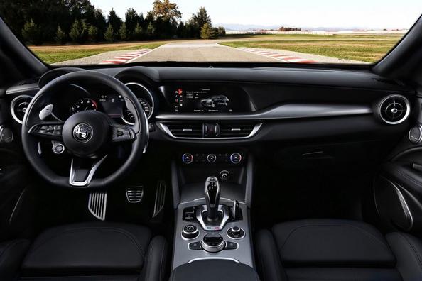 Первое поколение компактного кроссовера Alfa Romeo Stelvio фото 11