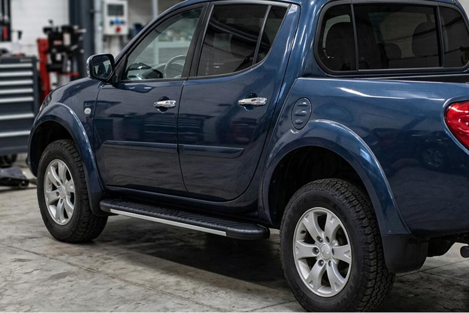 Mitsubishi L200 2015-2024 гг. Боковые пороги Bosphorus Grey (2 шт., алюминий) Image