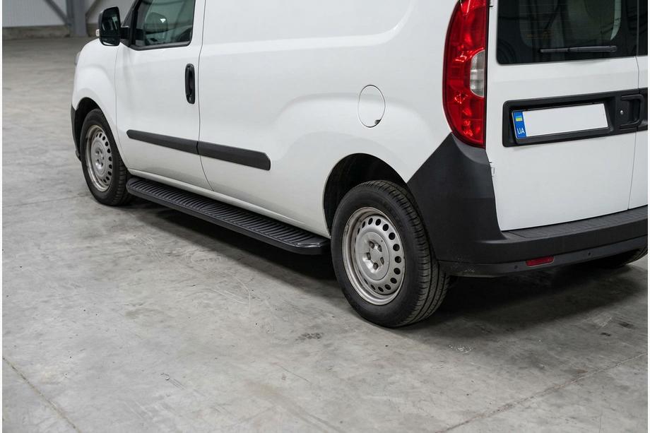 Fiat Doblo II 2010-2022 гг. Боковые Подножки Tayga Black (2 шт., Алюминий) Image