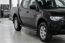 Mitsubishi L200 2015-2024 гг. Боковые Подножки Tayga Black (2 шт., Алюминий) фото 1