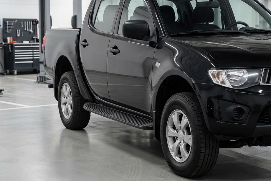 Mitsubishi L200 2015-2024 гг. Боковые Подножки Tayga Black (2 шт., Алюминий) Image