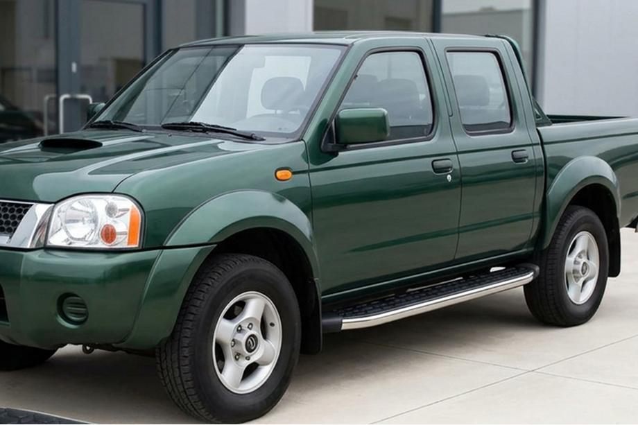 Nissan NP300 1999-2015 гг. Боковые Подножки BlackLine (2 шт., Алюминий) Image