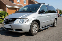 Chrysler Voyager 2001-2007 гг. Боковые Подножки Maydos V1 (2 шт., Алюминий) фото 1