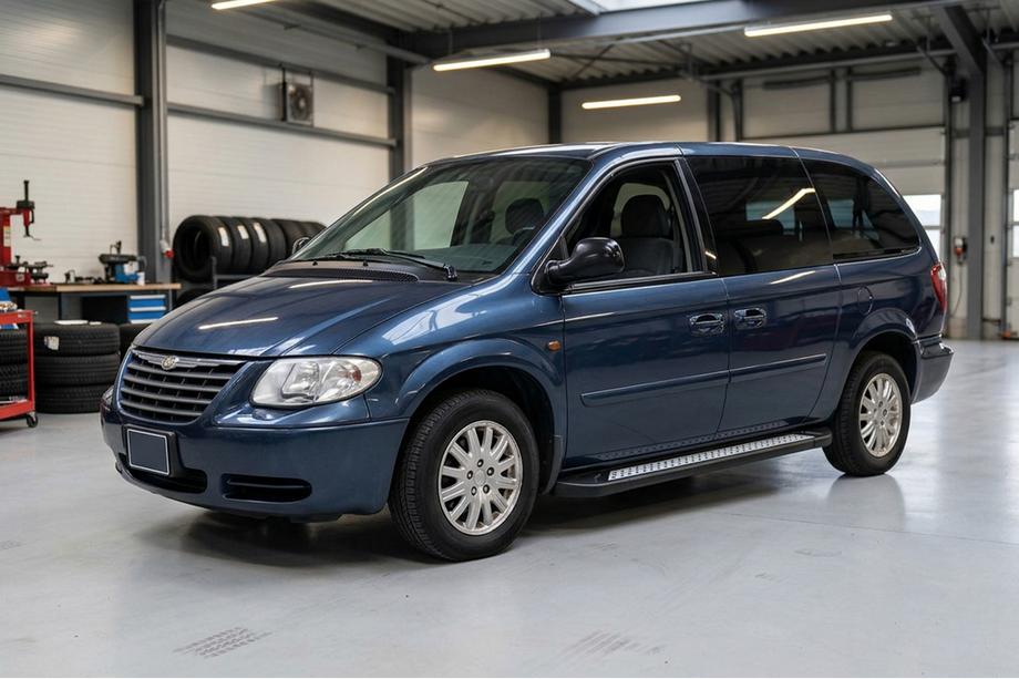 Chrysler Voyager 2001-2007 гг. Боковые пороги New Vision Black (2 шт., алюминий) Image