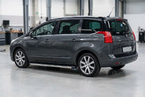 Peugeot 5008 2009-2016 гг. Боковые Подножки BlackLine (2 шт., Алюминий) фото 1