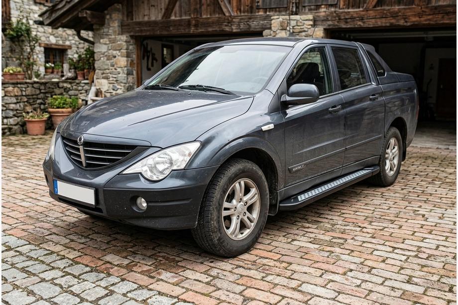 SsangYong Action 2005-2018 гг. Боковые пороги New Vision Black (2 шт., алюминий) Image