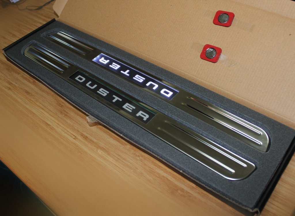 Беспроводные пороги с подсветкой на Renault Duster