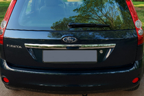 Ford Fiesta 2002-2008 гг. Хромированная накладка над номером (нержавейка) Carmos - Турецкая Нержавеющая Сталь фото 1