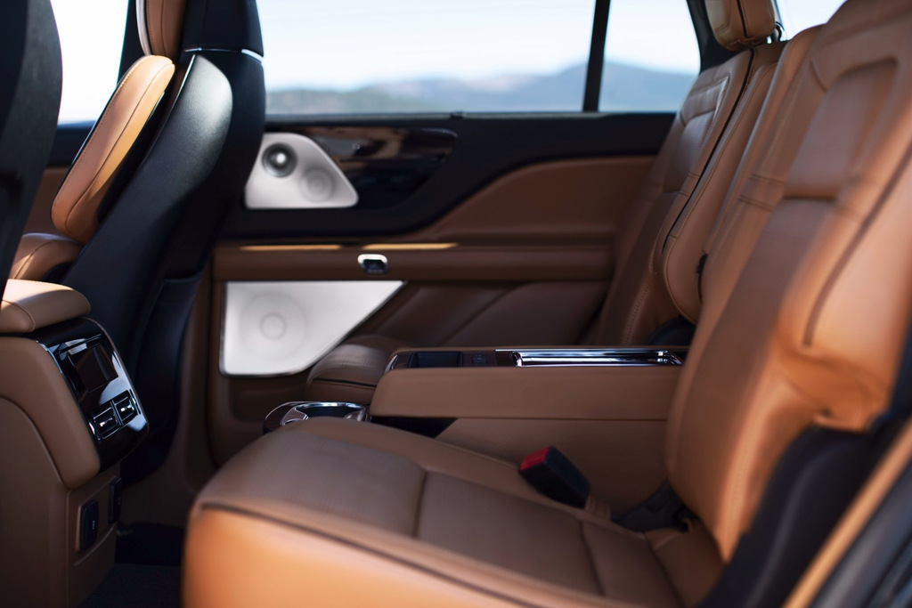 Премиальный семиместный кроссовер Lincoln Aviator