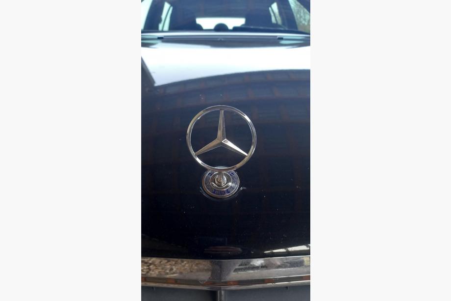 Mercedes C-class W203 2000-2007 гг. Эмблема прицел (с надписью) Image