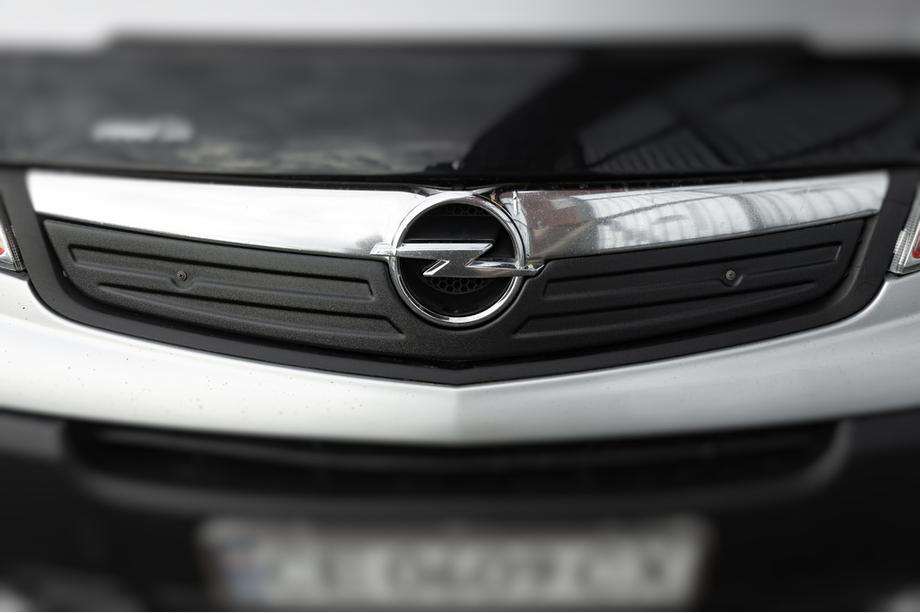 Opel Vivaro 2001–2015 гг. Зимняя накладка на решетку радиатора 2007-2015 (V2, верхняя) Матовый Фото 3