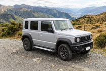 Suzuki Jimny 2018- гг. Боковые пороги Allmond Grey (2 шт., алюминий) фото 1