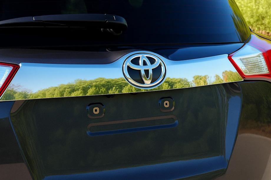 Toyota Rav 4 2013-2018 гг. Хромированная накладка над номером бампер Libao 2013-2016 нержавейка Image