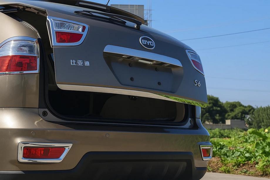 BYD S6 2010-2016 гг. Накладка на багажник Libao нержавейка Image