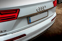 Audi Q7 2015–2026 гг. Хромированная накладка над номером (нержавейка) фото 2