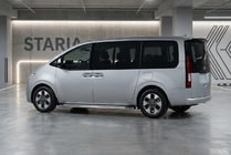 Hyundai Staria 2021- гг. Боковые Подножки Maydos V2 (2 шт., Алюминий и Нержавейка) фото 1